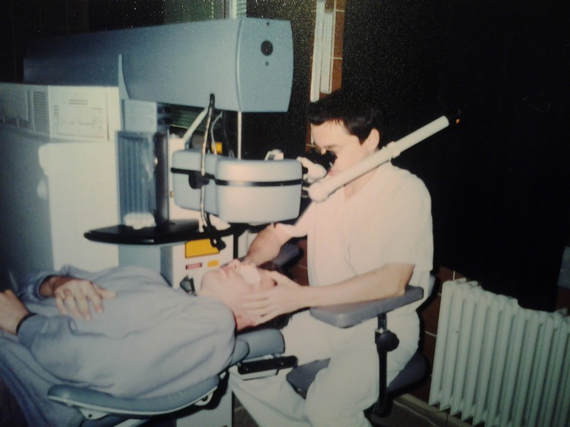 Spomienky na začiatky očnej chirurgie sú pre mňa vždy trochu nostalgické. Bol som mladé ucho, nadšený novými možnosťami a technológiami a šťastný, že môžem byť pri tom. Opravovať ľuďom oči je malý zázrak.